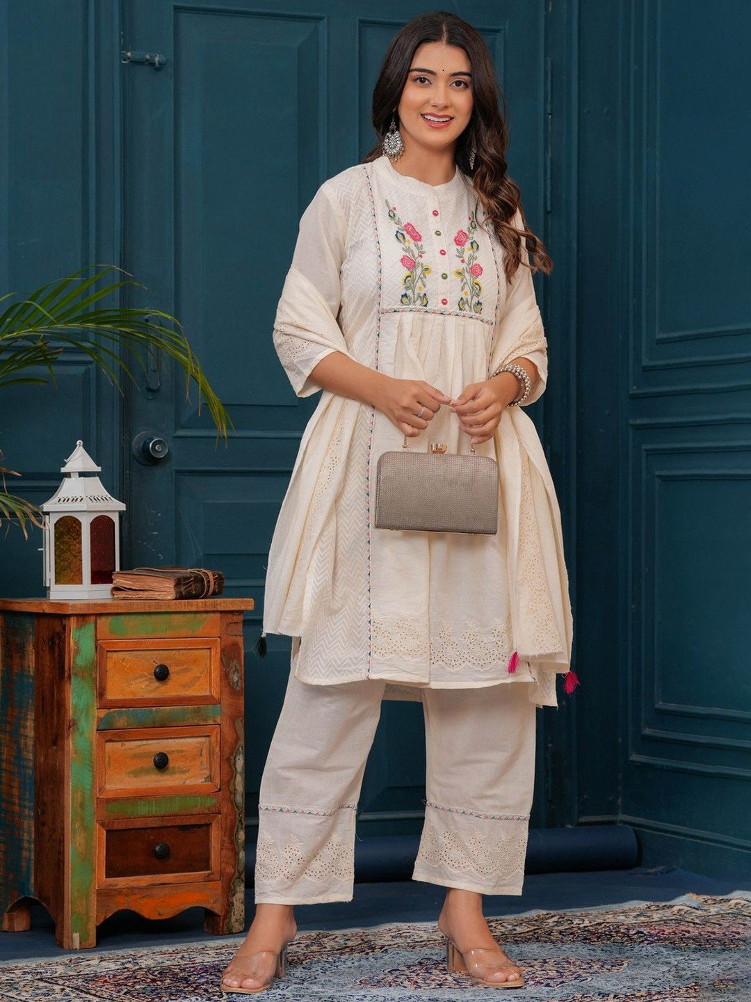 Off white floral embroidered siot set with dupatta, 3pc